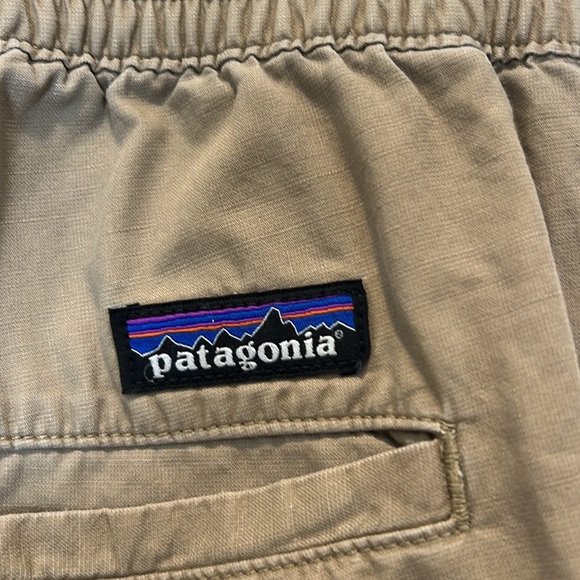Patagonia men’s Tan Cargo Shorts size 32. - Picture 7 of 13